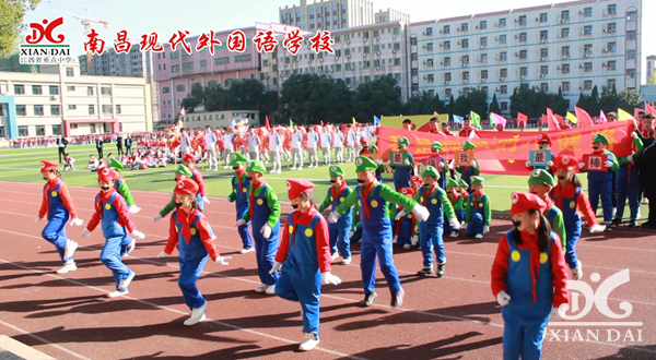 开幕式上，动感与青春碰撞，各班精心准备的才艺表演，展示了青春的风采